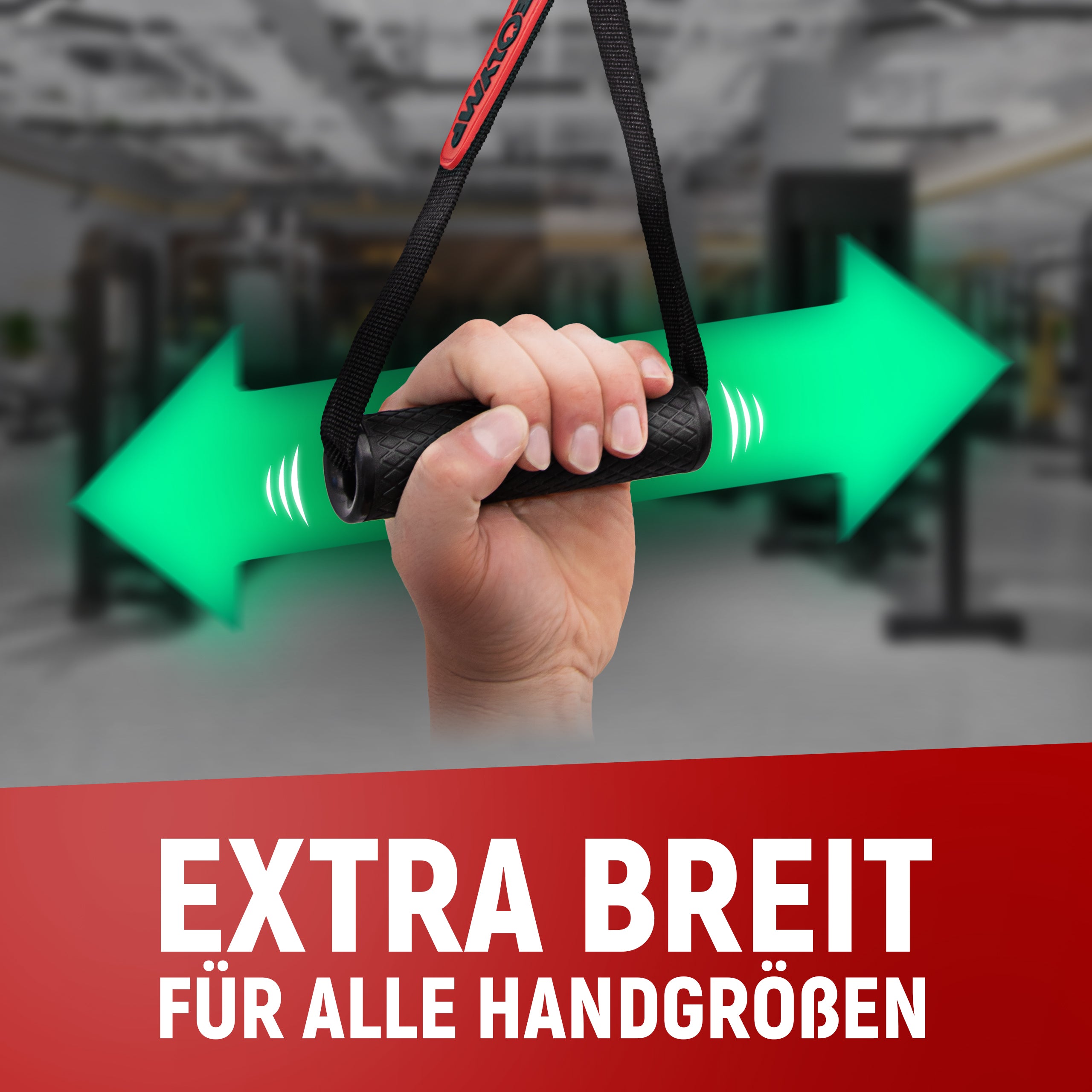 Eine Hand hält einen breiten, schwarzen Griff, der an einem Widerstandsband befestigt ist. Grüne, leuchtende Pfeile zeigen von der Hand aus in beide Richtungen, um die Breite des Griffs hervorzuheben. Im unteren Teil des Bildes steht in weißen Buchstaben auf rotem Hintergrund: "EXTRA BREIT FÜR ALLE HANDGRÖSSEN". Der Hintergrund zeigt unscharf ein Fitnessstudio.