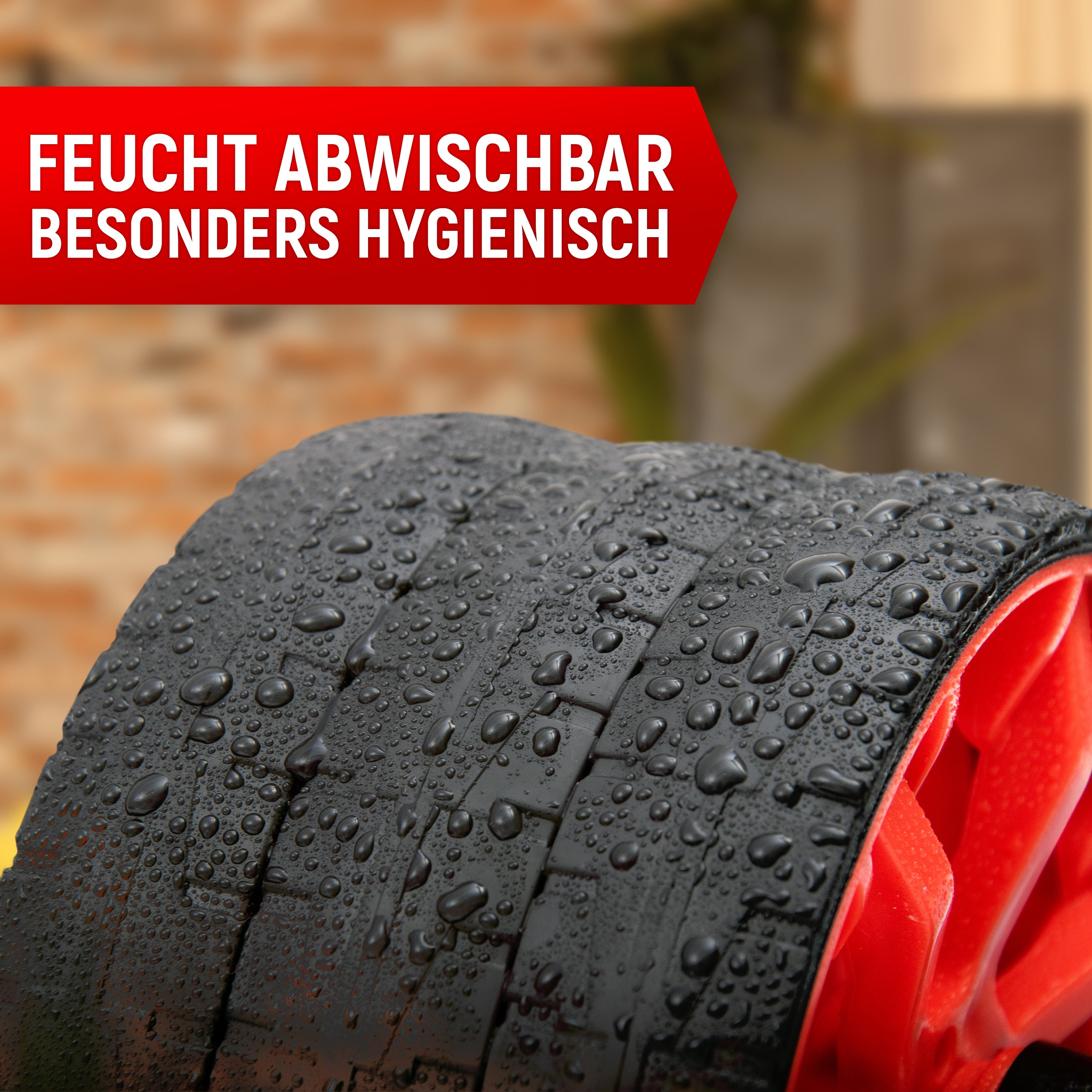Nahaufnahme eines Ab-Rollers mit roten und schwarzen Akzenten, auf dessen Oberfläche sich Wassertropfen befinden. Der Text auf dem Bild betont, dass der Ab-Roller feucht abwischbar und dadurch besonders hygienisch ist. Der Hintergrund ist leicht verschwommen, wodurch der Fokus auf den Roller und die Hygienevorteile gelegt wird.
