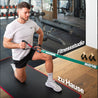 Karabiner im Fokus: im Einsatz mit Untergriff-Erweiterung und Fitnessband bei Ruderübung gezeigt.