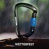 Ultraleichter Verschlusskarabiner mit Screw-Lock aus Aluminium im Regen, beschriftet mit Wetterfest