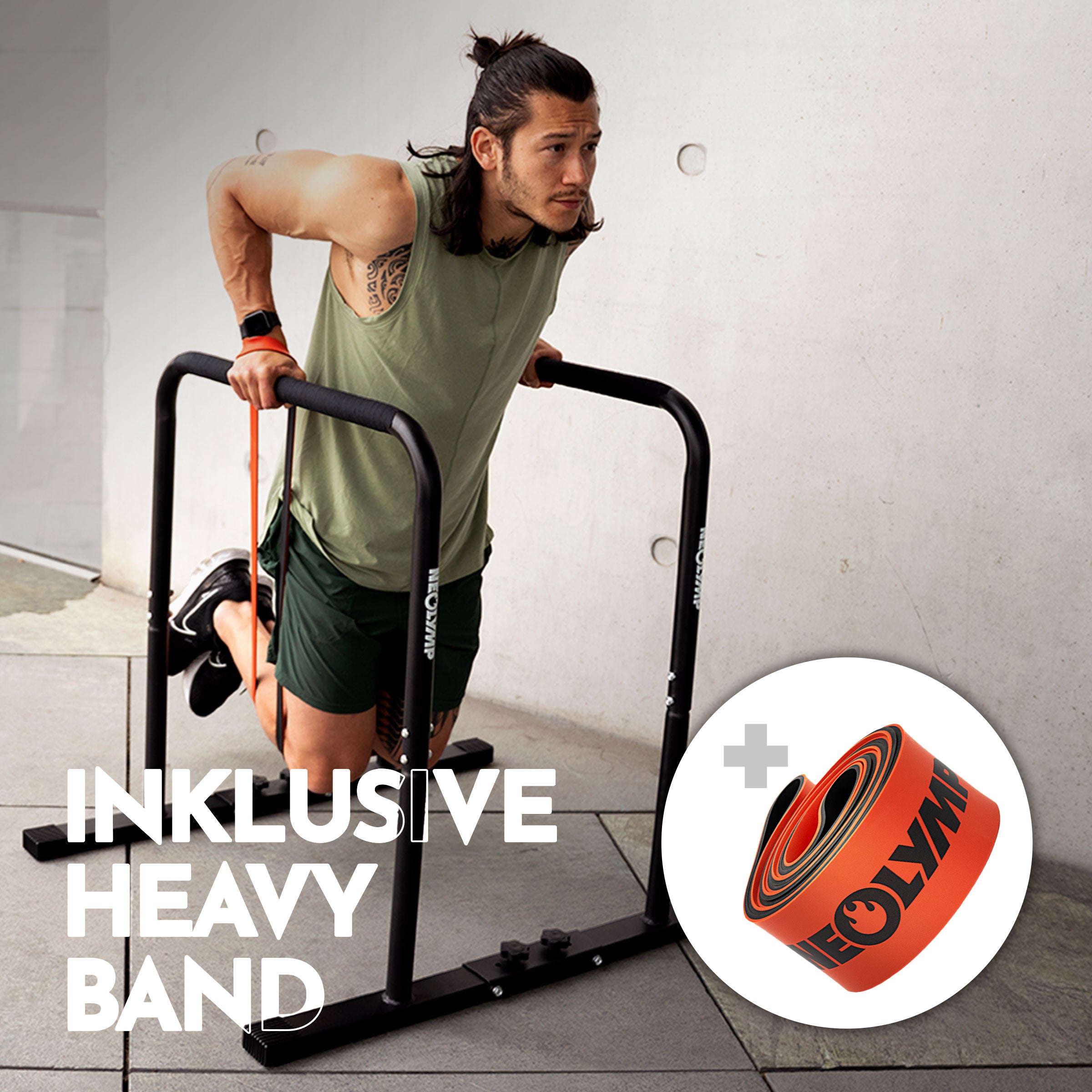 Trainingsausführung von unterstützenden Dips an Dip-Barren mit Resistance-Bands