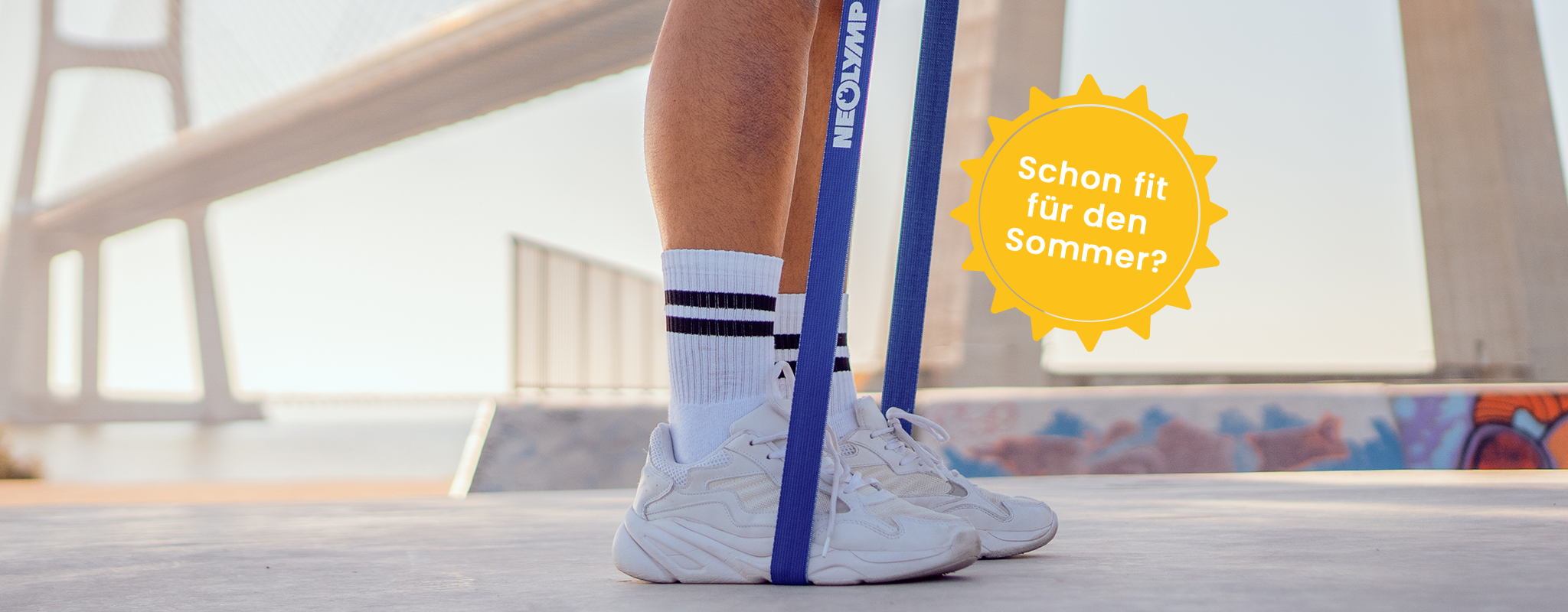 Blaues Fitnessband von NEOLYMP im Einsatz beim stehenden Widerstandstraining