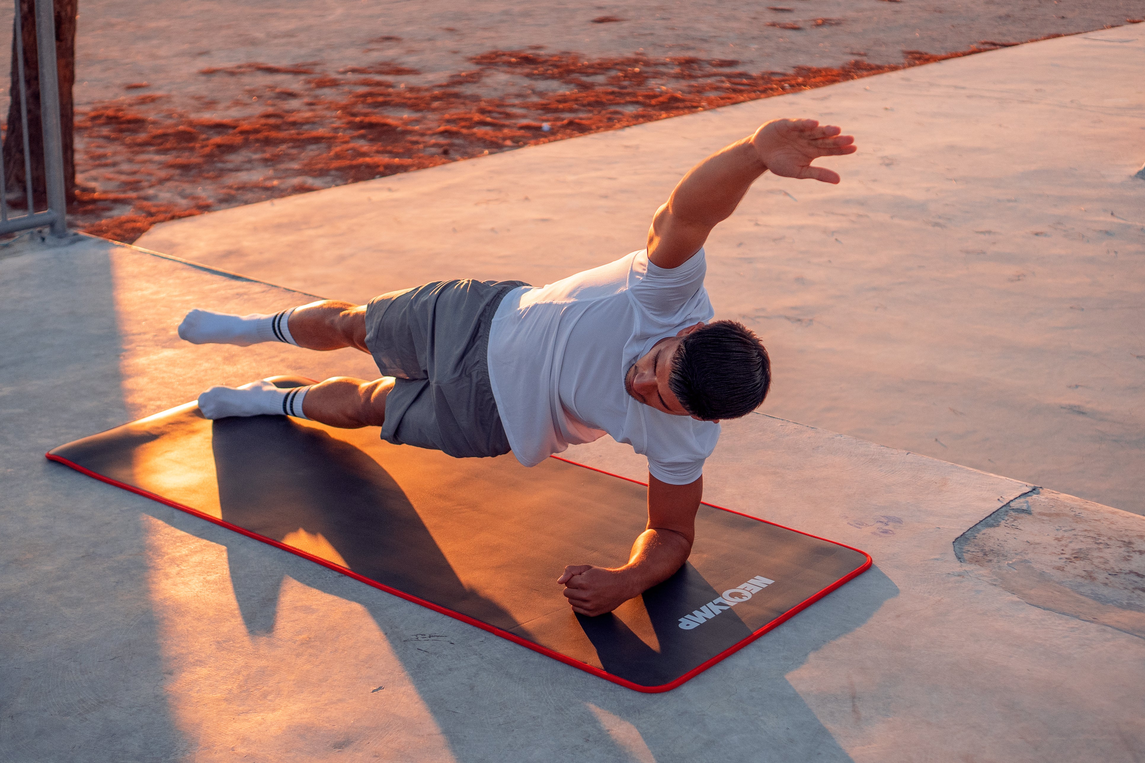 Fitnessmatte von NEOLYMP für Sideplanks draußen beim Bauch- und Rumpfmuskulaturtraining