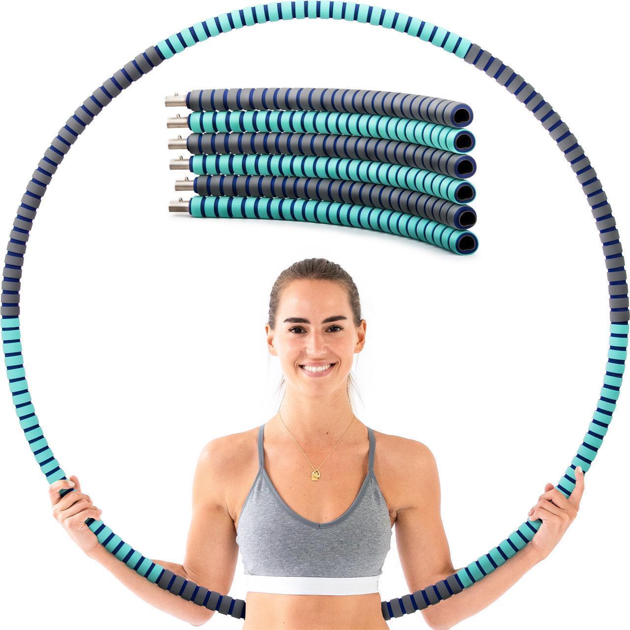 Frau in Sportkleidung hält einen großen Hula-Hoop-Reifen in Blau und Türkis. Oberhalb sind die Einzelteile des Hula-Hoops abgebildet.