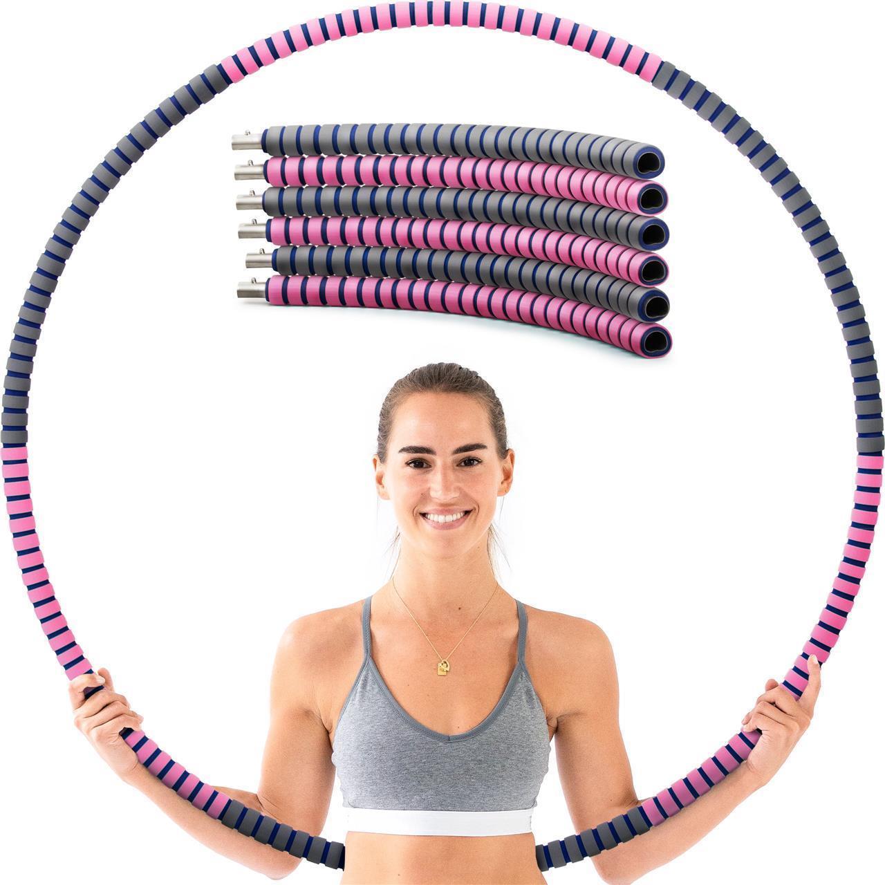 Frau in Sportkleidung hält einen großen Hula-Hoop-Reifen in Blau und Pink. Oberhalb sind die Einzelteile des Hula-Hoops abgebildet.