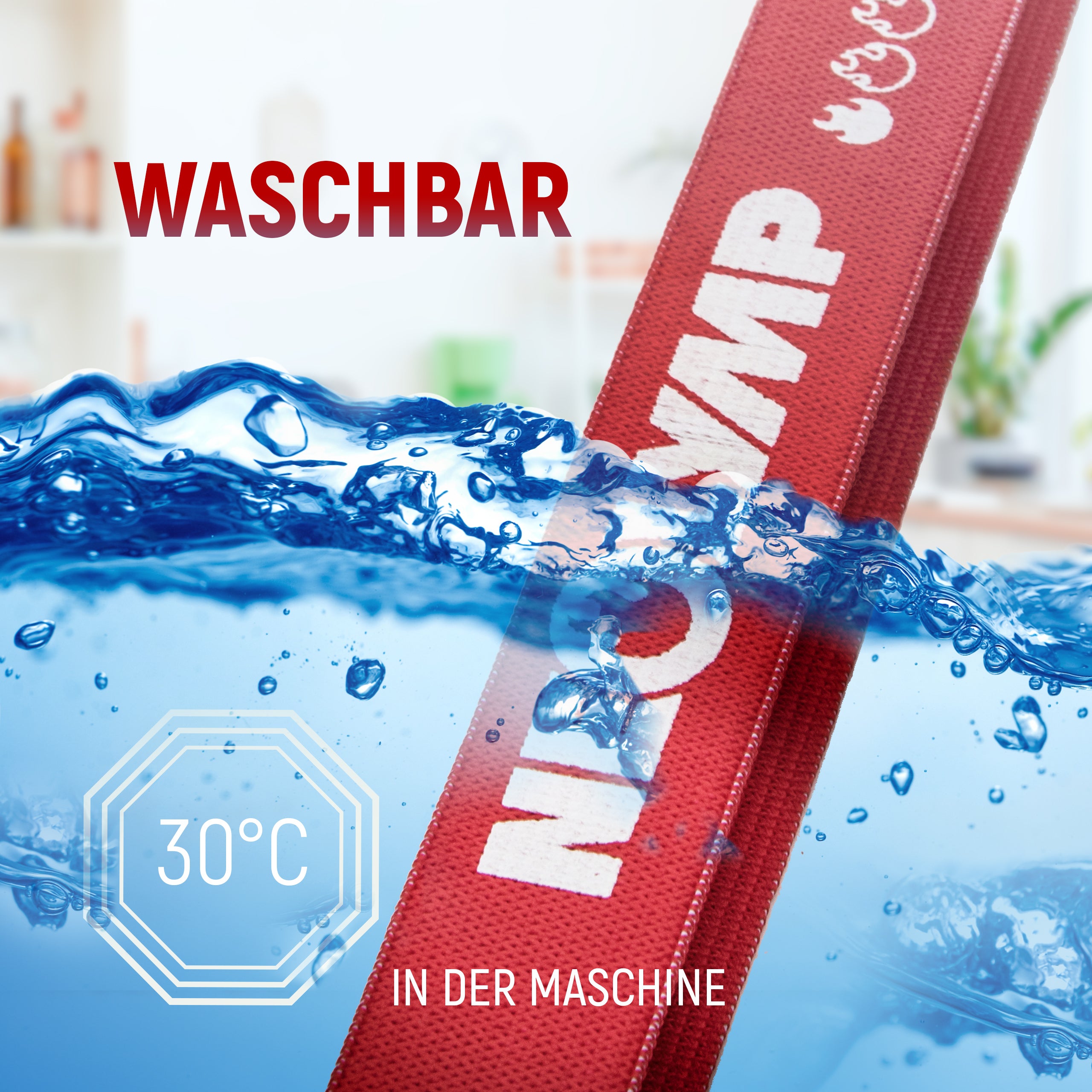 Ein rotes Neolymp-Fitnessband wird teilweise unter Wasser getaucht, um die Waschbarkeit zu demonstrieren. Auf dem Bild steht: Waschbar, 30°C, in der Maschine. Im Hintergrund ist eine unscharfe Küche zu sehen.