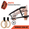 Werbebild für ein Workout-Spar-Set, das eine Klimmzugstange, ein Paar Gymnastikringe aus Holz und ein kostenloses Resistance-Band der Stufe 4 beinhaltet. Die Klimmzugstange ist an einem Türrahmen montiert, und das orangefarbene Resistance-Band sowie die Gymnastikringe sind abgebildet. Text: "GRATIS Resistance Band Stufe 4" und "WORKOUT SPAR-SET".