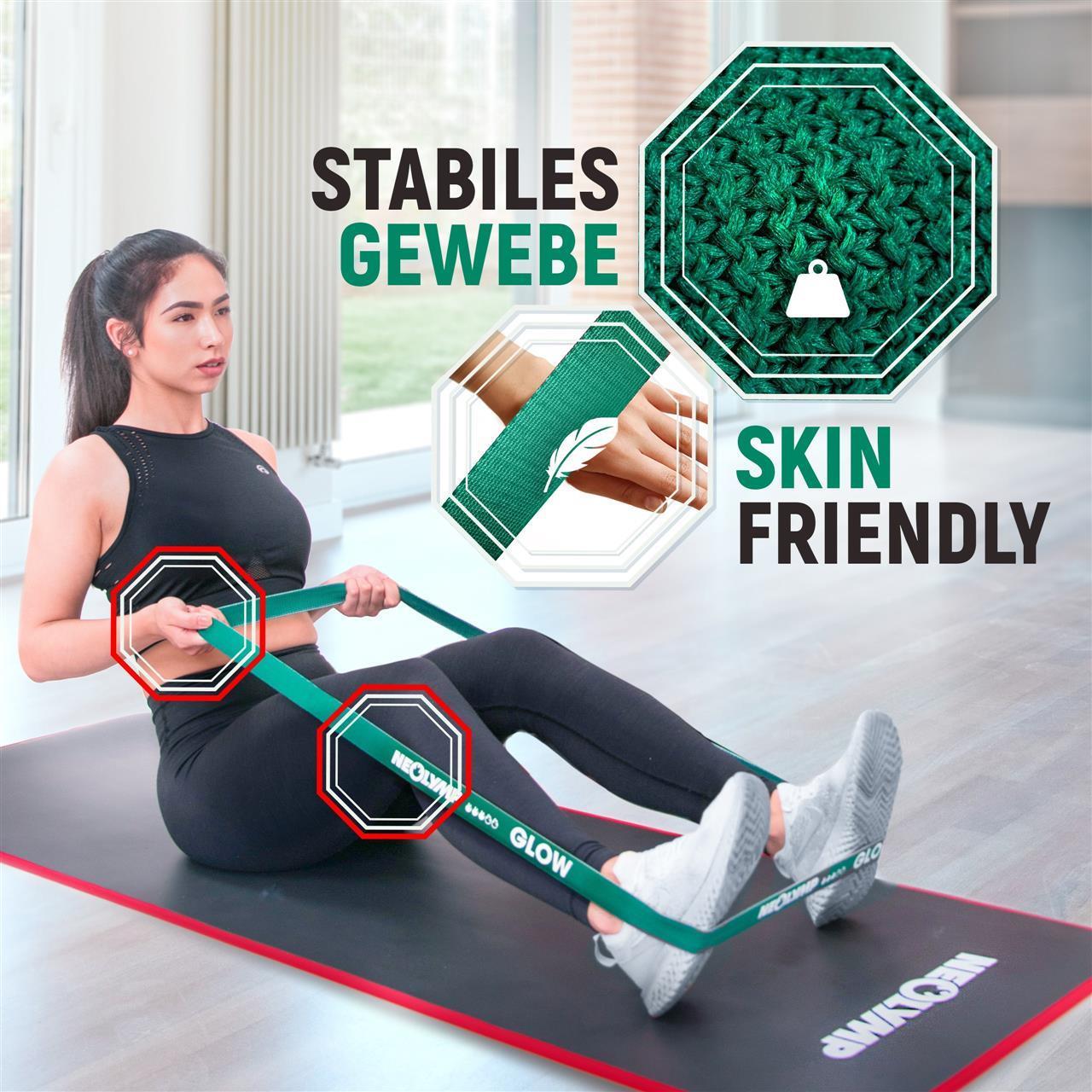 Eine Frau sitzt auf einer NEOLYMP-Fitnessmatte und hält ein grünes Fitnessband von NEOLYMP, das um ihre Füße gewickelt ist. Im Bild befinden sich zudem Symbole, die das Band als "STABILES GEWEBE" und "SKIN FRIENDLY" kennzeichnen. Das grüne Band zeigt ein Muster und ein Symbol, das ein federleichtes Gefühl darstellt.