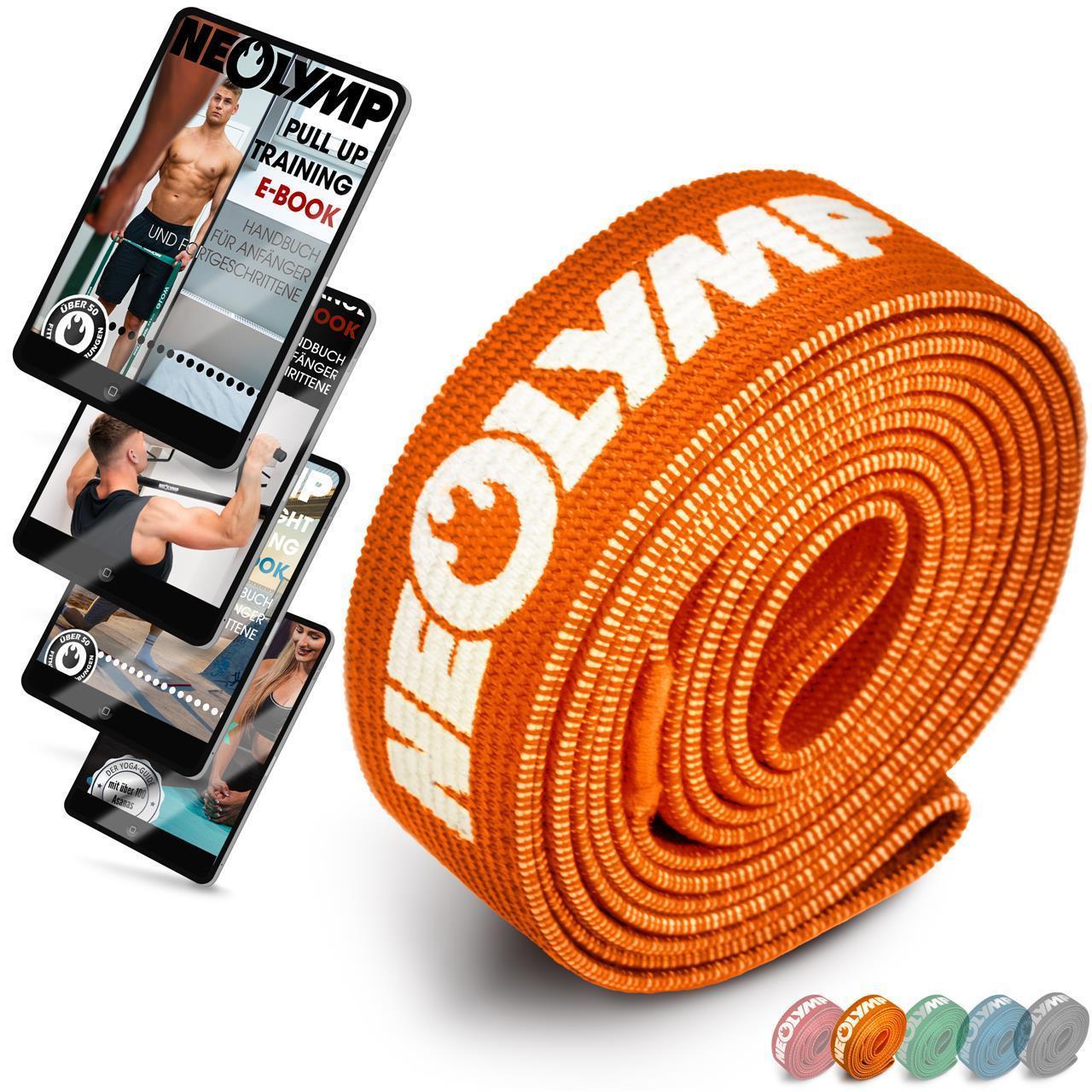 Ein aufgerolltes orangenes Fitnessband mit dem weißen Aufdruck "NEOLYMP" ist im Vordergrund zu sehen. Links daneben sind drei Bilder von Übungen und ein E-Book mit dem Titel "NEOLYMP Pull Up Training" auf Mobilgeräten abgebildet. Unten rechts sind mehrere Fitnessbänder in verschiedenen Farben dargestellt.